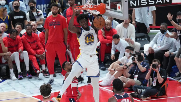 Golden State Warriors' James Wiseman, centre, dunks against Washington Wizards during their preseason NBA basketball game, Friday, Sept. 30, 2022, at Saitama Super Arena, in Saitama, north of Tokyo. (Eugene Hoshiko/AP)