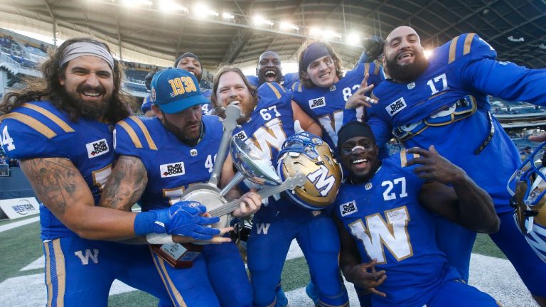 Winnipeg Blue Bombers celebrate winning the annual Banjo Bowl win against the Saskatchewan Roughriders after CFL action in Winnipeg Saturday, September 10, 2022. (John Woods/CP)
