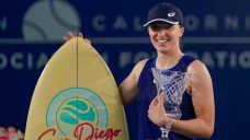 Top-ranked Iga Swiatek beats Vekic to win San Diego title