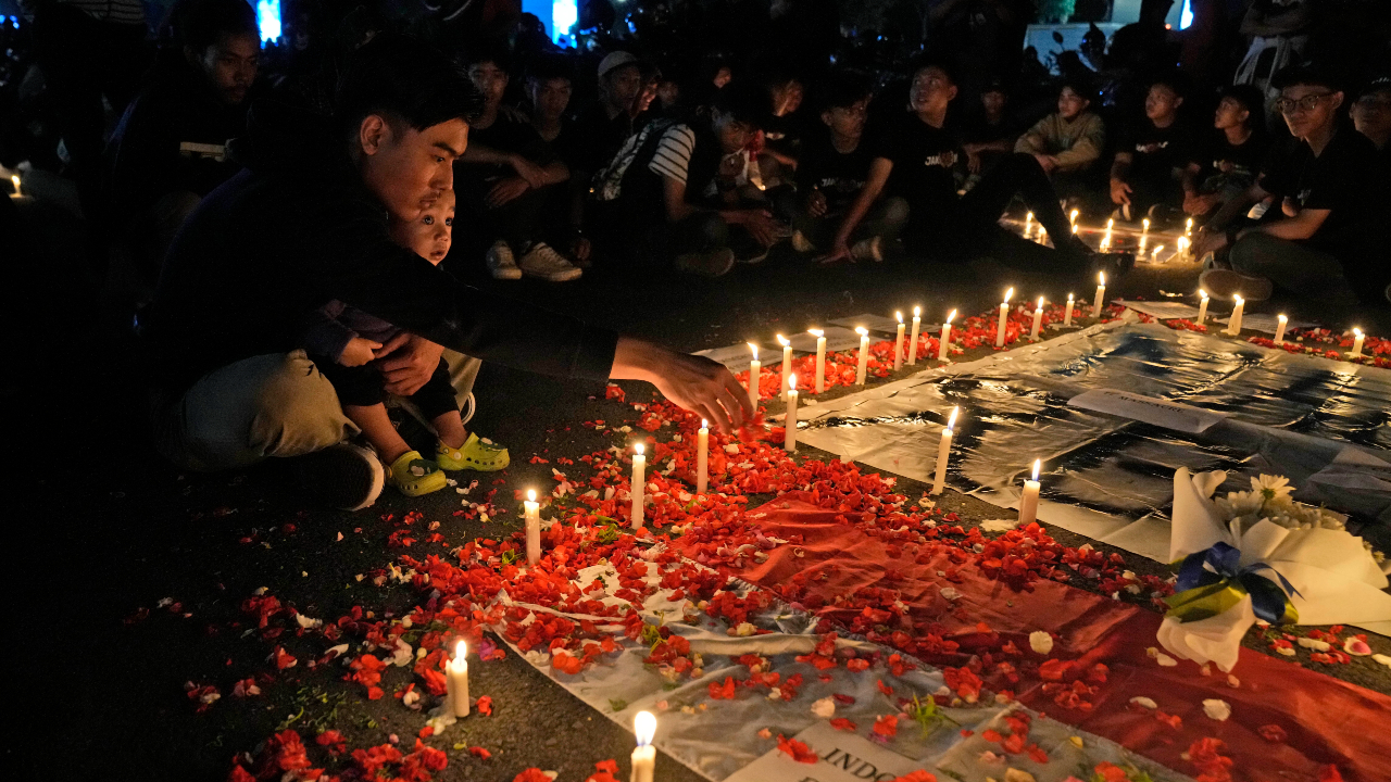 Relatives mourn those crushed at Indonesia soccer match thumbnail