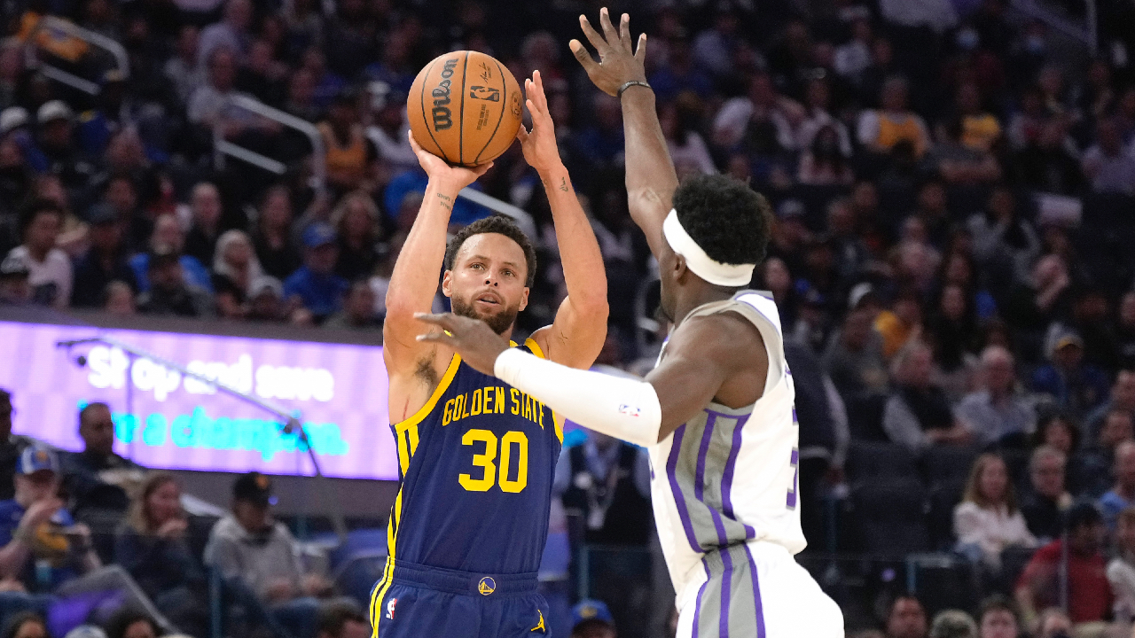 Steve Kerr gives Mike Brown, Leandro Barbosa 2022 championship rings