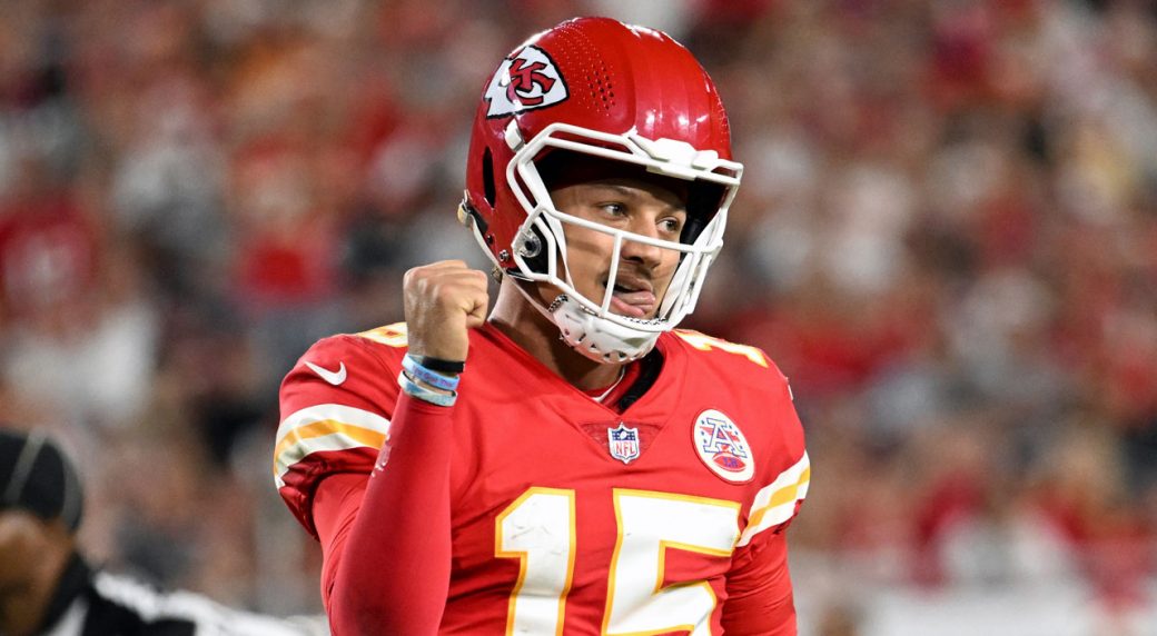 Mahomes throws for three TDs, Chiefs overwhelm Buccaneers