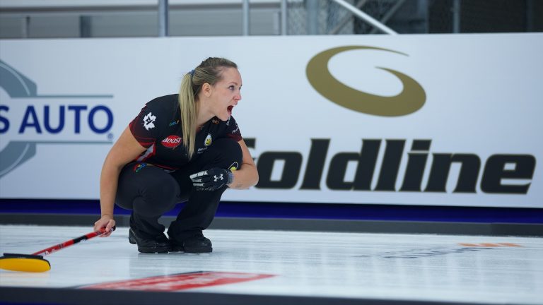 Rachel Homan yells to her sweepers during the fourth draw of the HearingLife Tour Challenge on Oct. 18, 2022, at the Coca-Cola Centre in Grande Prairie, Alta. (Anil Mungal/GSOC)