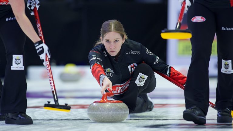 Kaitlyn Lawes delivers a rock during the eighth draw of the Boost National on Oct. 5, 2022, at Memorial Gardens in North Bay, Ont. (Anil Mungal)