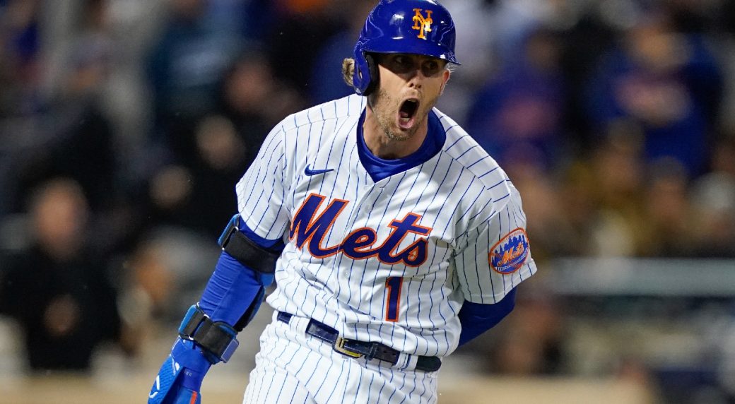 Mets lock up batting champion McNeil on M, four-year deal