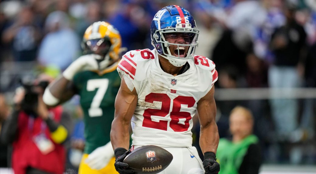 Giants score two touchdowns in fourth quarter to upset Packers in London