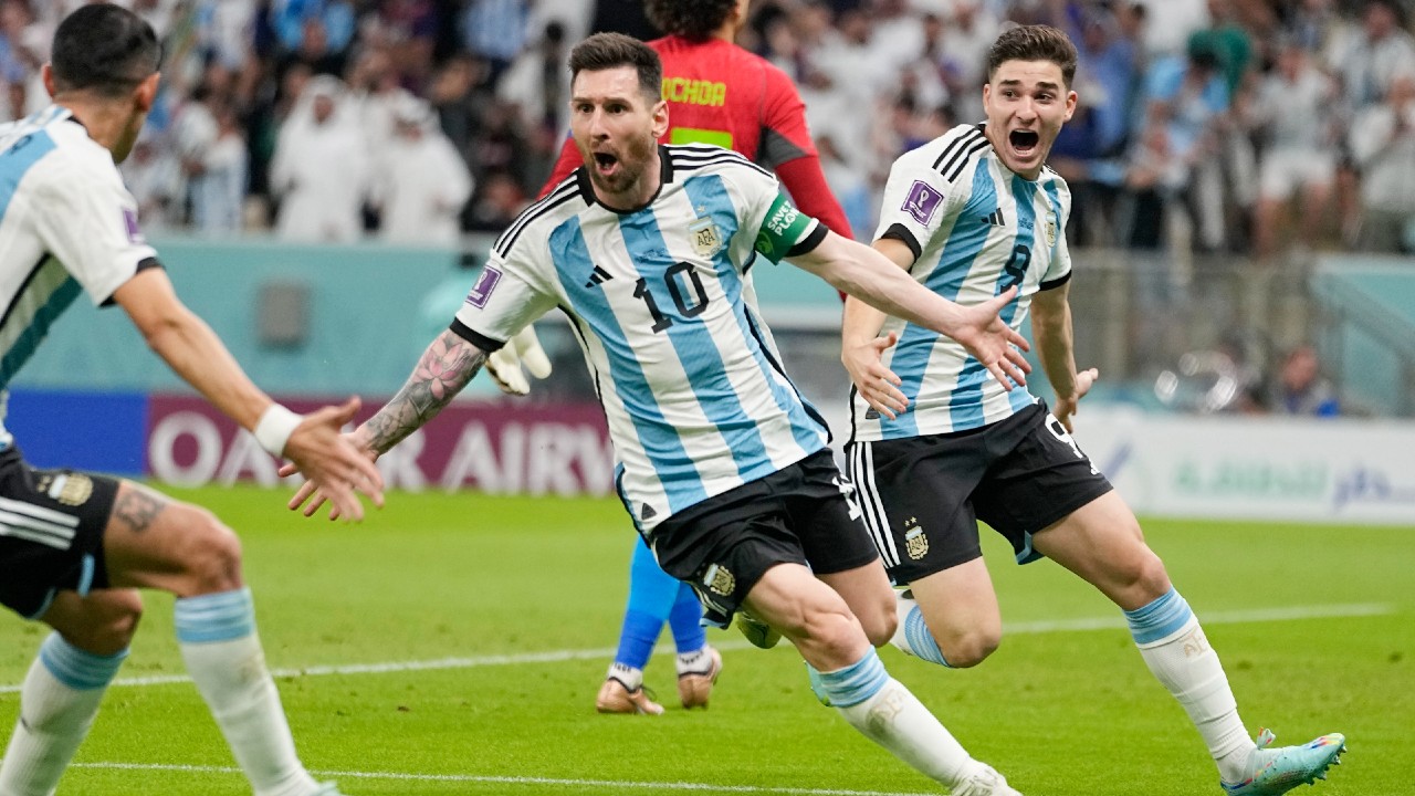 Canelo slams Messi for ‘cleaning the floor’ with Mexico World Cup jersey thumbnail