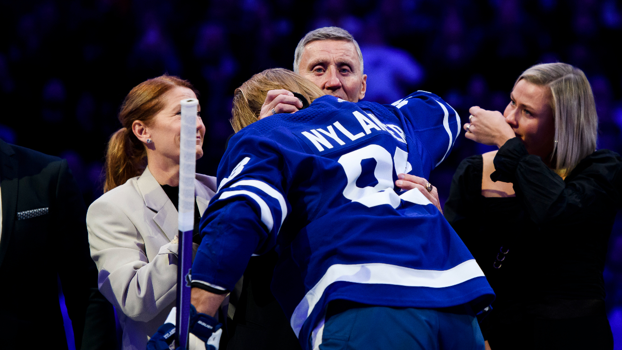 Leafs honor Salming with touching ceremony, all-Swedish starting