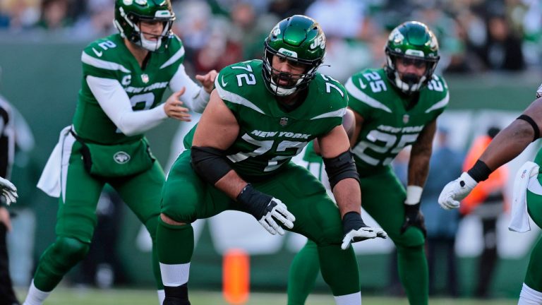 New York Jets guard Laurent Duvernay-Tardif (72) blocks during the team's NFL football game against the New Orleans Saints, Dec. 12, 2021, in East Rutherford, N.J. (Adam Hunger/AP)