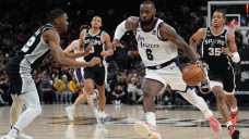 James scores season-high 39 points as Lakers hand Spurs eighth-straight loss