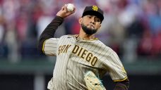 Padres, reliever Suarez agree to 5-year deal through ’27