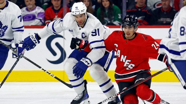 Maple Leafs'ten Acciari, Hurricanes'ten Puljujarvi'nin kafasına çarpmasının ardından oyunu bıraktı