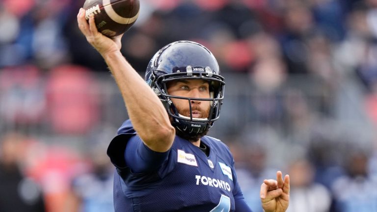 Toronto Argonauts quarterback McLeod Bethel-Thompson (4) throws the ball against the Montreal Alouettes during second half CFL Eastern Final football action in Toronto. (Frank Gunn/CP)