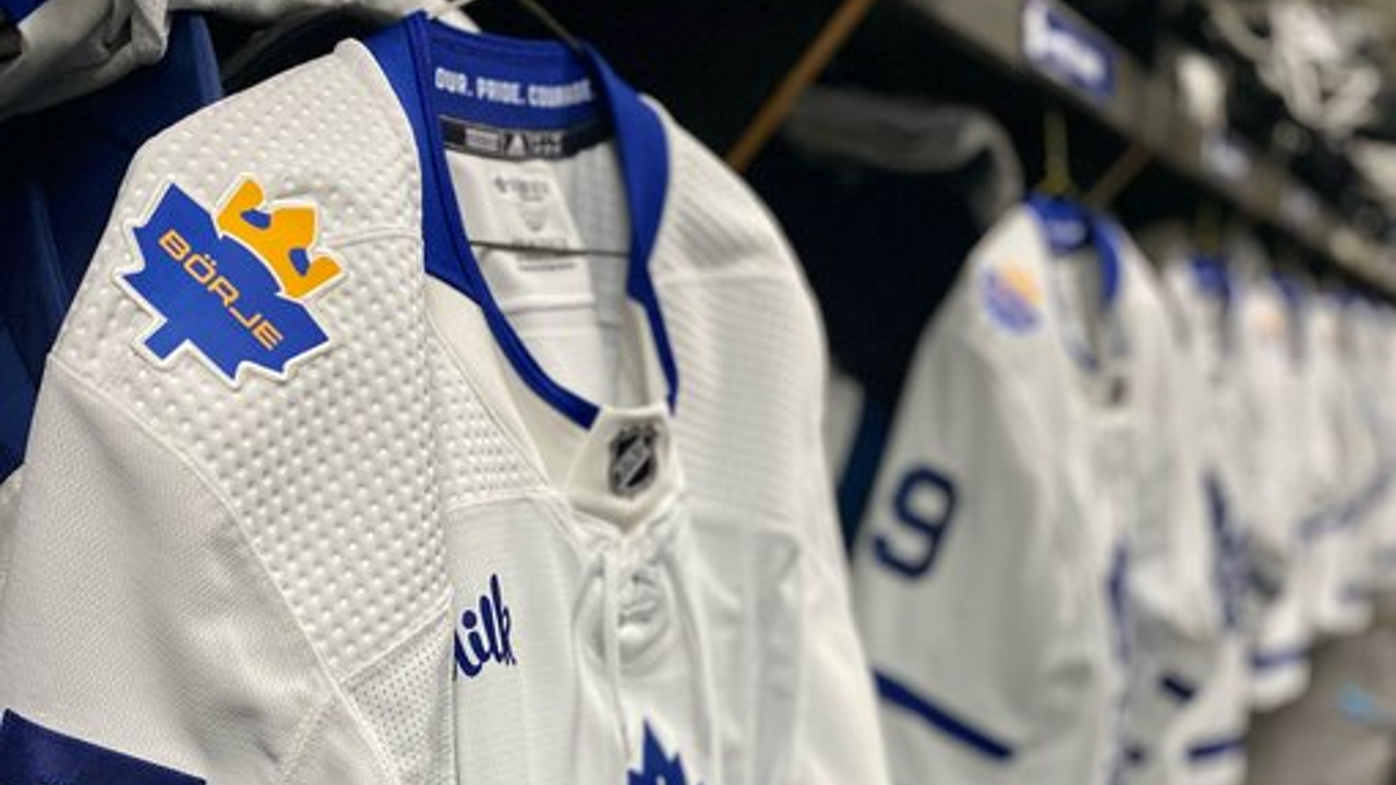 Toronto Maple Leafs] 💙💛 (shoulder patch honouring Borje Salming) :  r/hockey