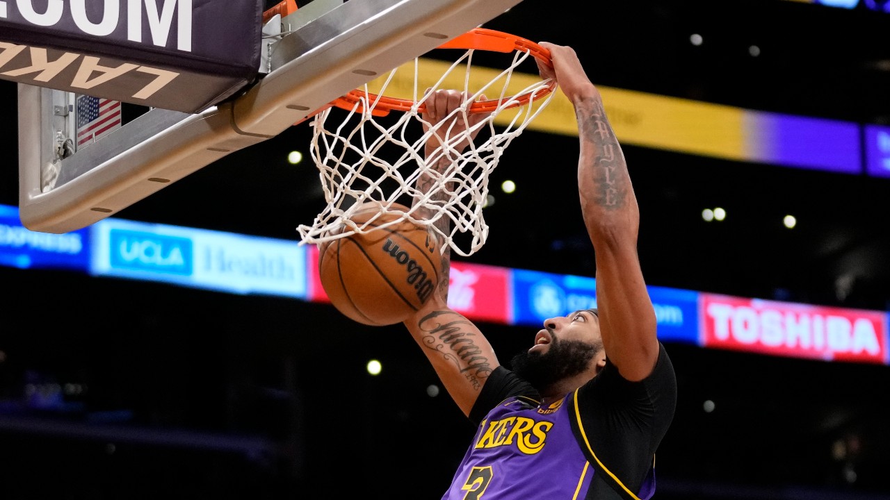 Anthony Davis leaves Lakers' game vs. Nuggets with foot injury ...