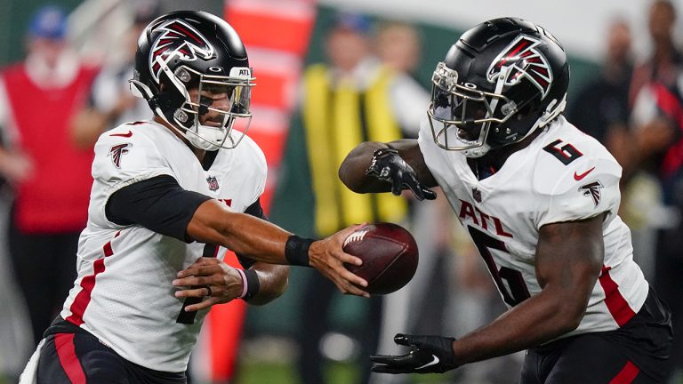 Atlanta Falcons quarterback Marcus Mariota (1) hands off the ball to running back Damien Williams (6) during the first half of an NFL football game against the New York Jets, Monday, Aug. 22, 2022, in East Rutherford, N.J. (Frank Franklin II/AP)