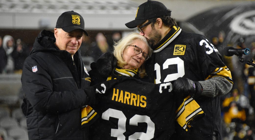 Franco Harris' widow, son on field in Pittsburgh as his No. 32 is retired