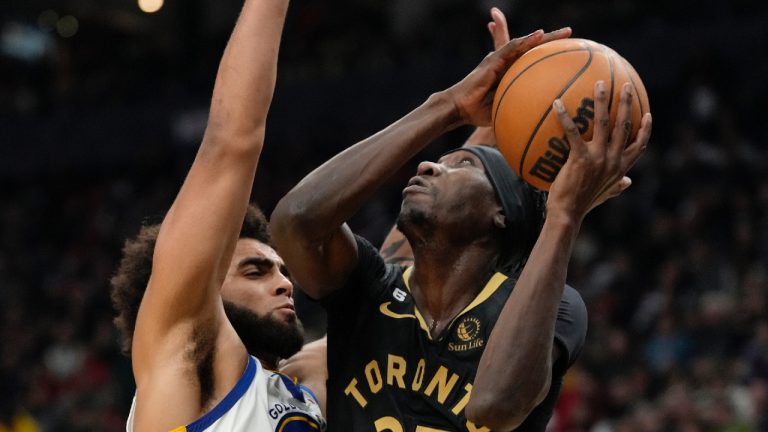 Toronto Raptors forward Chris Boucher (25) looks for an angle as Golden State Warriors forward Anthony Lamb (40) defends during first half NBA basketball action in Toronto, Sunday, Dec. 18, 2022. (Frank Gunn/CP)