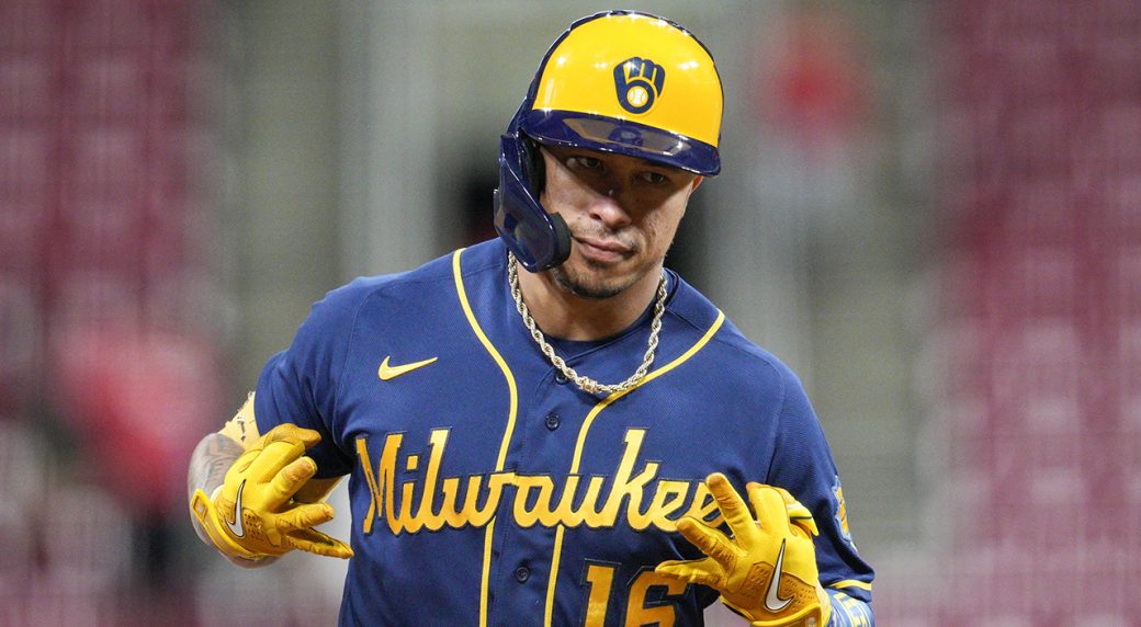 Mariners acquire 2B Wong from Brewers in exchange for OF Winker, Canadian INF Toro