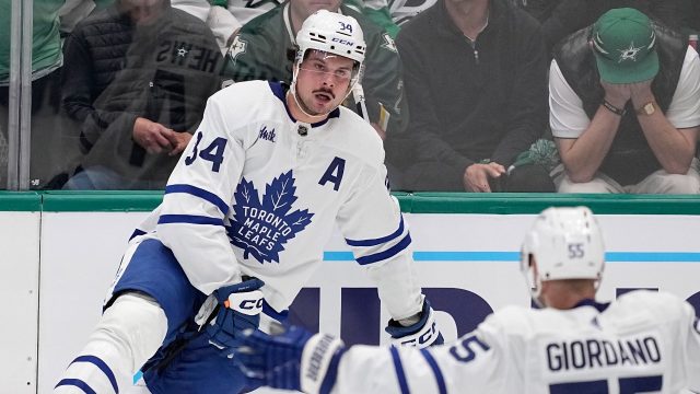 Auston Matthews' decision to switch sticks pays off for Maple Leafs