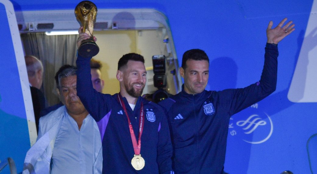 Huge crowds welcome Argentina team after World Cup victory
