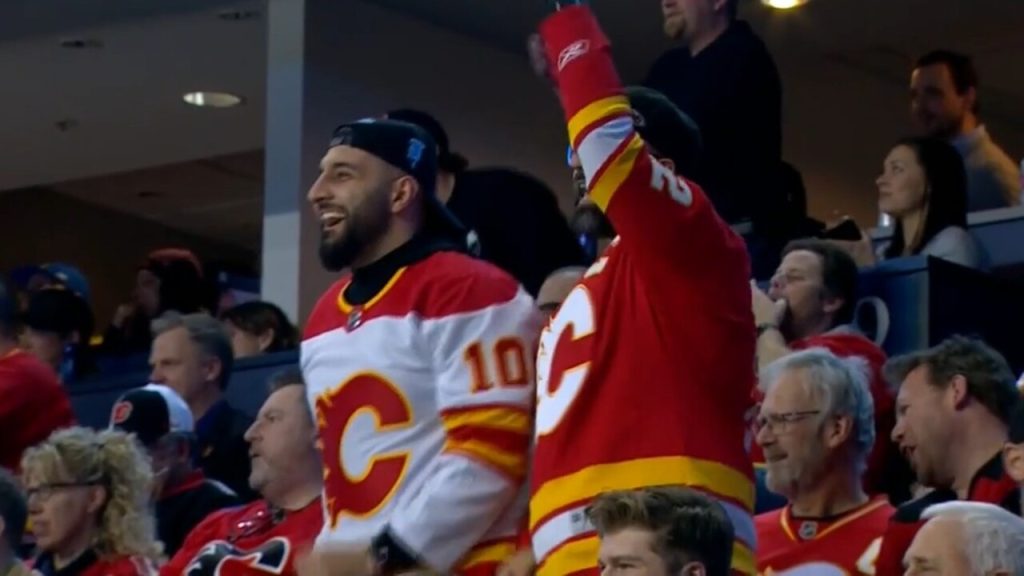 Flames crowd gets fired up after Gaudreau misses wide on penalty shot