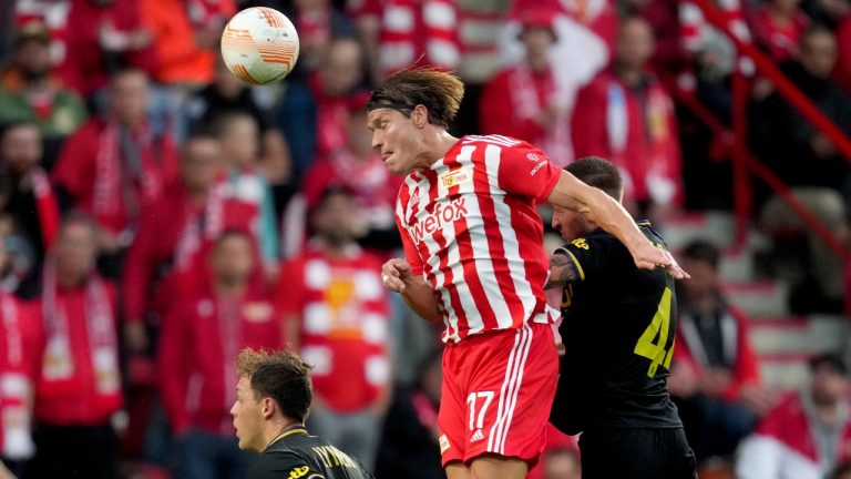 Union's Kevin Behrens, center, and Gilloise's Siebe Van Der Heyden, right, challenge for the ball during the Europa League soccer match between 1. FC Union Berlin and Royale Union Saint-Gilloise in Berlin, Germany, Thursday, Sept. 8, 2022. (Michael Sohn)