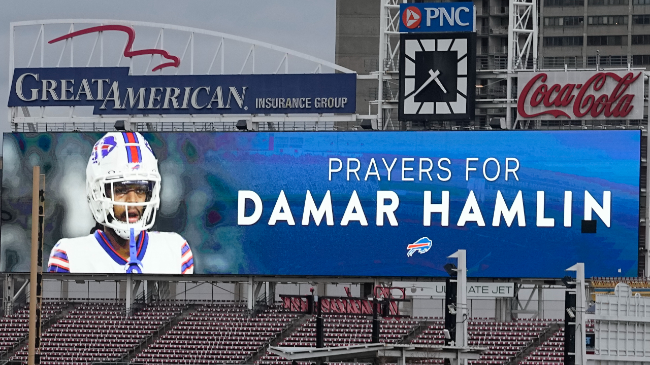 Titans and Jaguars come together for prayer in support of Damar Hamlin
