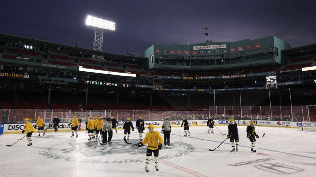 NHL-best Bruins outlast Penguins in Winter Classic at Fenway - ESPN