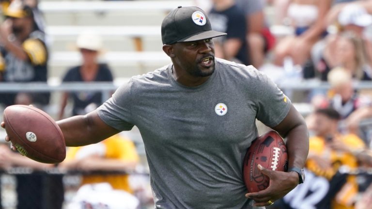 Pittsburgh Steelers senior defensive assistant Brian Flores works with the defence as they go through drills during practice at NFL football training camp in Latrobe, Pa., on Aug. 8, 2022. (Keith Srakocic/AP Photo)
