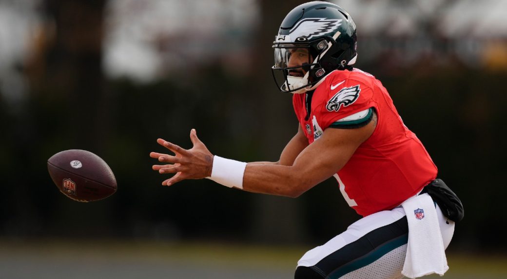 AP source: Eagles QB Hurts suffers sprained right shoulder - The