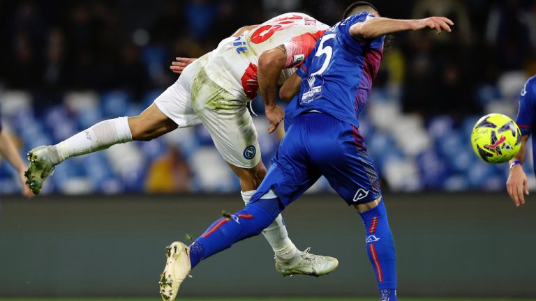 Napoli's Giovanni Simeone, left, scores to 2-1 during the Italian Cup round of 16 soccer match between Napoli and Cremonese at the Diego Armando Maradona stadium in Naples, Italy, Tuesday Jan. 17, 2023. (Alessandro Garofalo/LaPresse via AP)