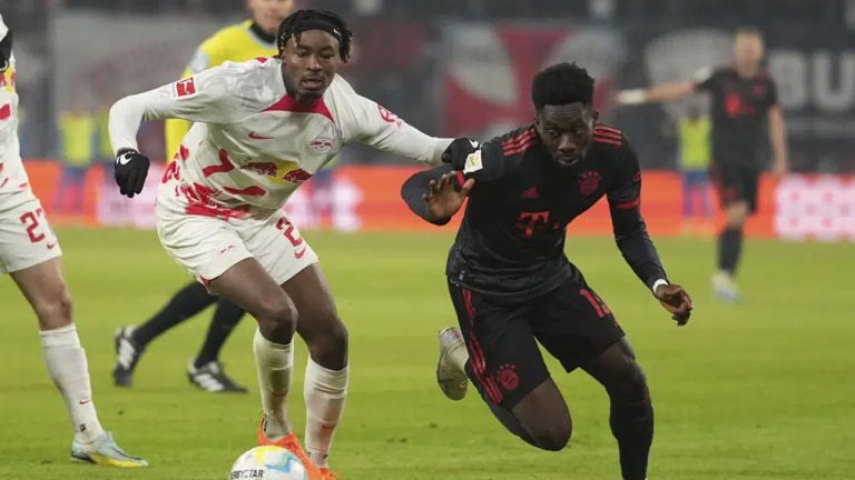 Bayern's Alphonso Davies, right, challenges for the ball with Leipzig's Mohamed Simakan during the German Bundesliga soccer match between RB Leipzig and FC Bayern Munich at the Red Bull Arena. (Matthias Schrader/AP)