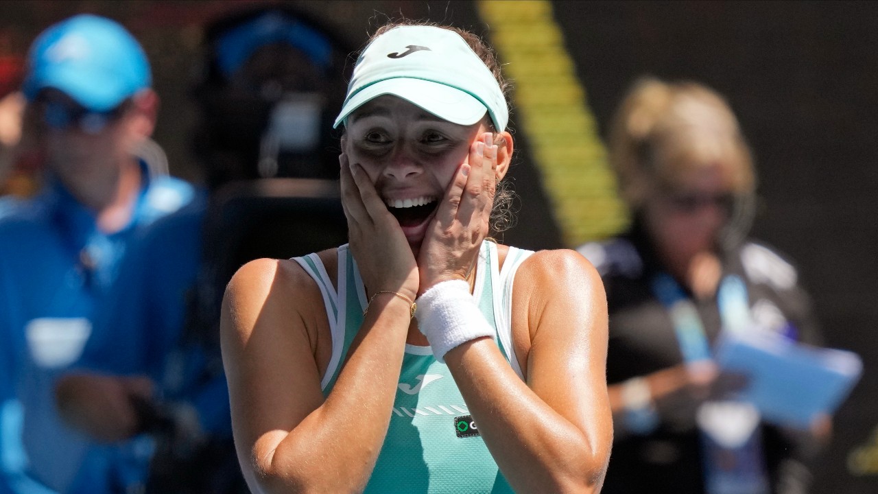 Unseeded Linette reaches Australian Open semis after beating Pliskova