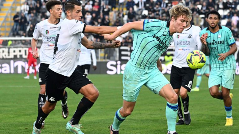 Atalanta's Rasmus Hojlund right, in action during the Italian Serie A soccer match between La Spezia and Atalanta, at the Alberto Picco stadium in La Spezia, Italy, Wednesday, Jan. 4, 2023. (Tano Pecoraro/LaPresse via AP)