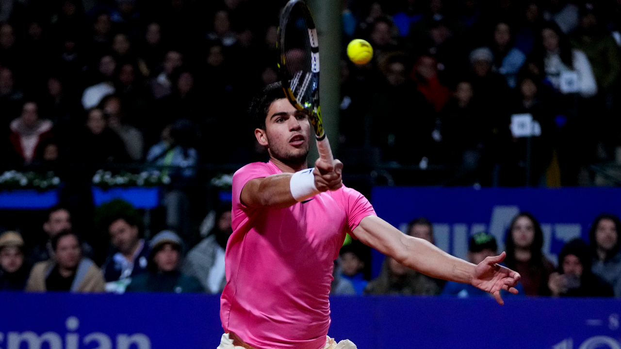 Alcaraz cruises to opening victory at Barcelona Open