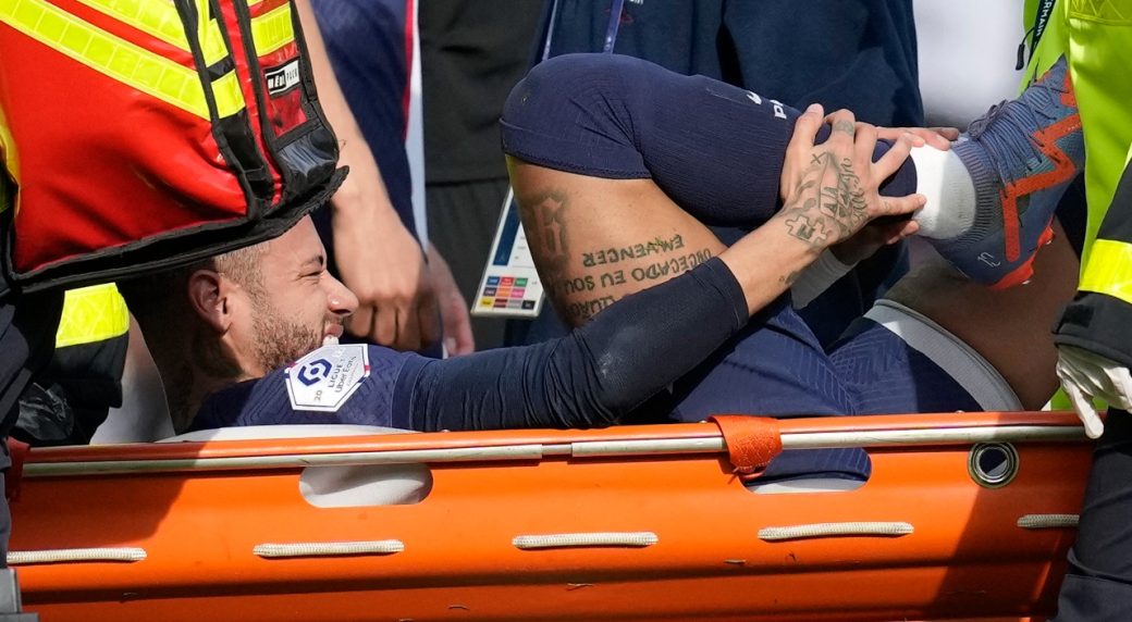 Neymar se blesse à la cheville et quitte le terrain sur une civière lors du  match du PSG contre Lille - Les Actualites