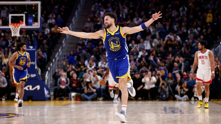 Golden State Warriors guard Klay Thompson celebrates after hitting a 3-pointer against the Houston Rockets during the fourth quarter of an NBA basketball game. (Santiago Mejia/San Francisco Chronicle via AP)