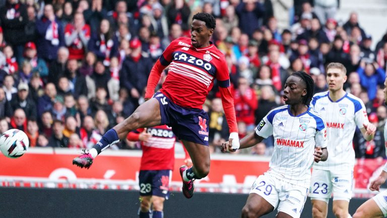 Jonathan David of Lille OSC shoots to score his side's second goal during the Ligue 1 match between Lille OSC and RC Strasbourg at Stade Pierre-Mauroy on February 12, 2023 in Lille, France. (Sylvain Lefevre/Getty Images)
