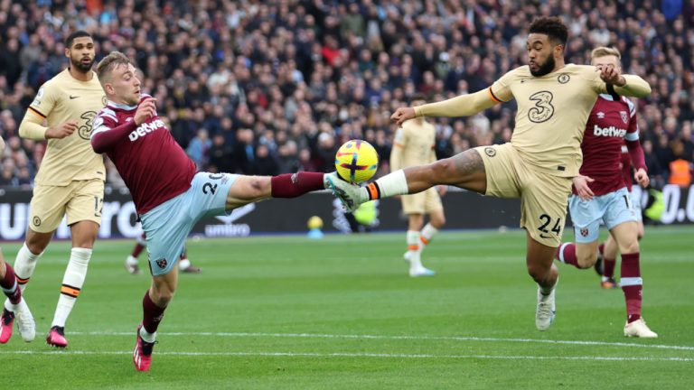 Jarrod Bowen of West Ham United battles for possession with Reece James of Chelsea during the Premier League match between West Ham United and Chelsea FC at London Stadium on February 11, 2023 in London, England. (Julian Finney/Getty Images)