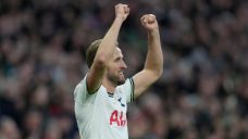Kane’s milestone goal gives Tottenham win, helps Arsenal, too