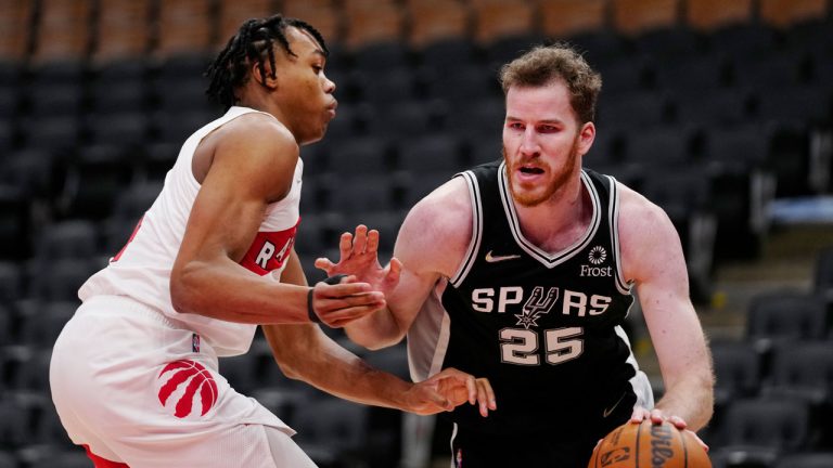 San Antonio Spurs centre Jakob Poeltl (25) drives past Toronto Raptors forward Scottie Barnes (4) during second half NBA basketball action. (Frank Gunn/CP)