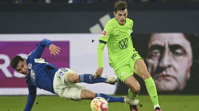Schalke's Mehmet Can Aydin and Wolfsburg's Jakub Kaminski fight for the ball during the German Bundesliga soccer match between FC Schalke and VfL Wolfsburg at the Veltins Arena in Gelsenkirchen, Germany. (Bernd ThissenAP)
