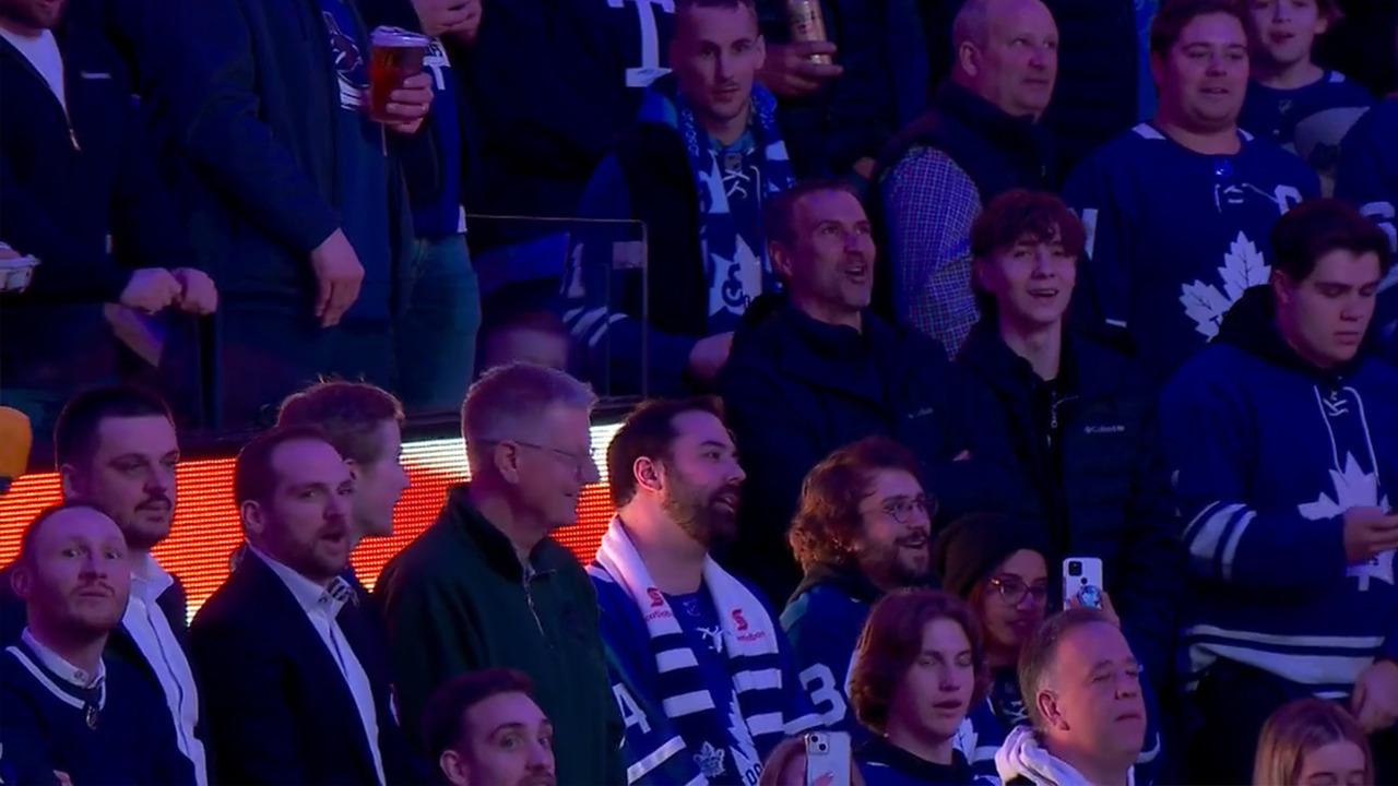HockeyAddicts Maple Leafs fans sing American national anthem after