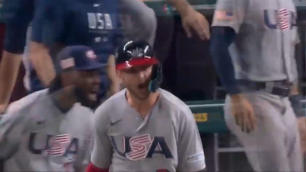 USA's Turner hits enormous Grand Slam to take a two-run lead late in the  ballgame