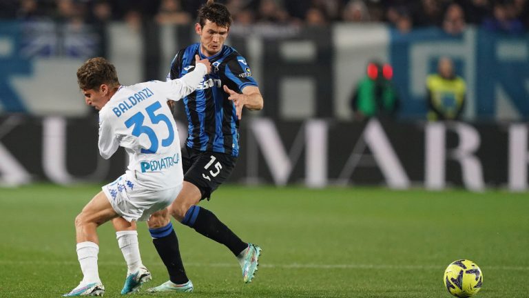 Atalanta's Marten de Roon, right, fights for the ball with Empoli's Tommaso Baldanzi during the Serie A soccer match between Atalanta BC and FC Empoli at the Gewiss stadium in Bergamo, Italy, Friday March 17, 2023. (Spada/LaPresse via AP)