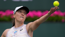 Swiatek dominates at Indian Wells; ‘nervous’ Andy Murray advances