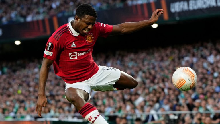 Manchester United's Tyrell Malacia is challenged by Betis' German Pezzella during the Europa League round of 16 second leg soccer match between Real Betis and Manchester United at the Benito Villamarin stadium in Seville, Spain, Thursday, March 16, 2023. (Jose Breton/AP)