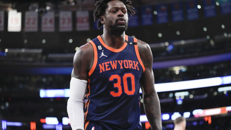 New York Knicks forward Julius Randle grimaces. (AP Photo/Mary Altaffer)