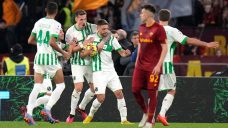 Serie A Roundup: Without Mourinho, 10-man Roma loses to Sassuolo